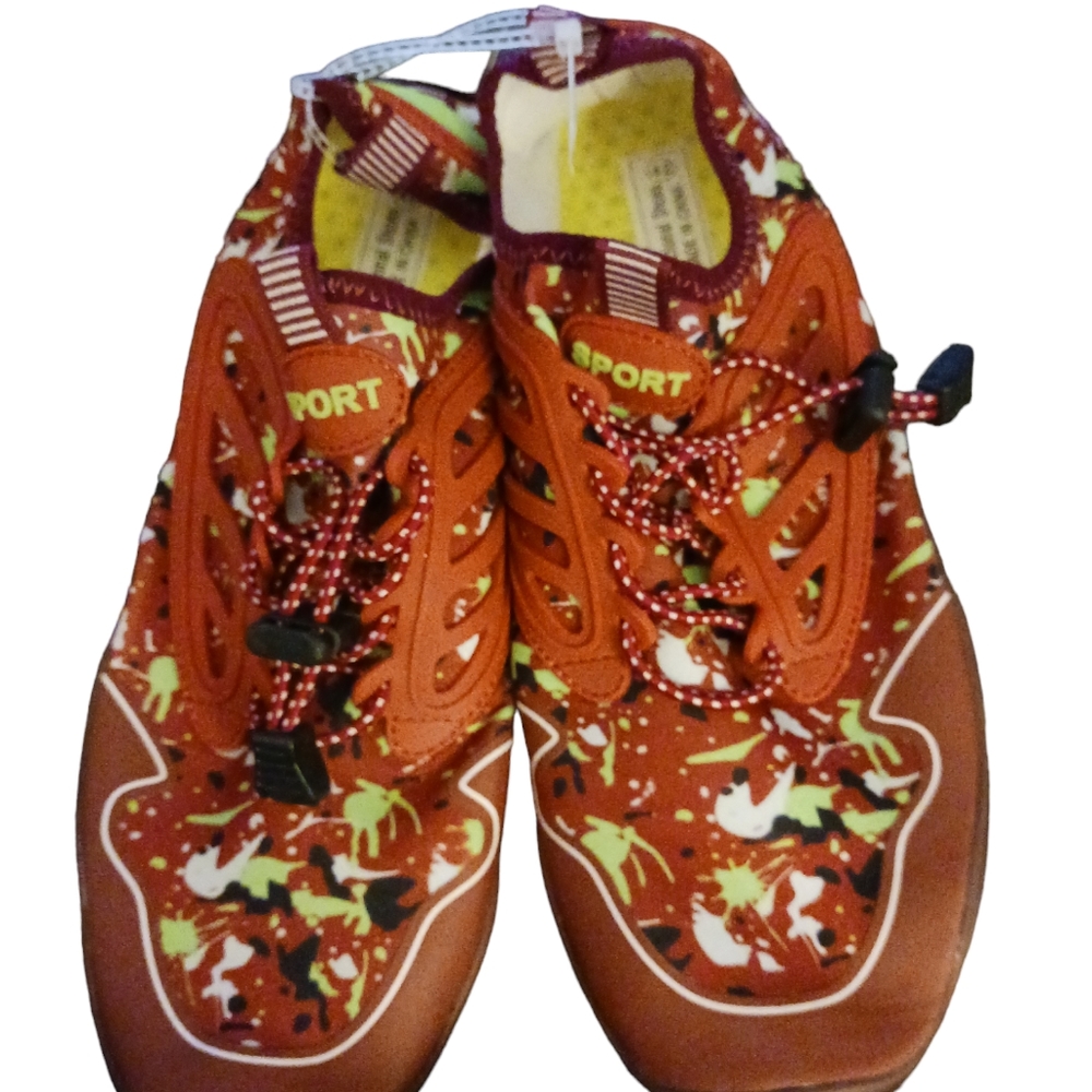 NWOT Vivay unisex water shoes with elastic  laces.  Rust red and lime green.